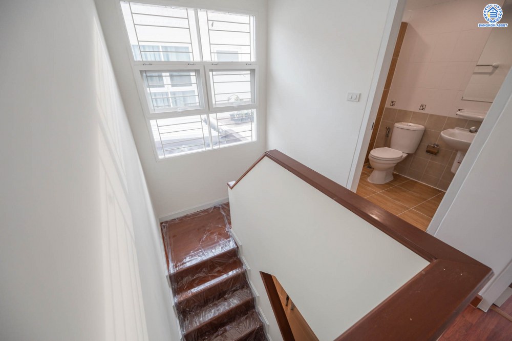 บ้านมือสองตกแต่งใหม่ โครงการ ศุภาลัยวิลล์ ราชพฤกษ์-บางบัวทอง เนื้อที่ 38.1 ตร.ว. พื้นที่ใช้สอยเยอะกว่า 184.98 ตร.ม. ตอบโจทย์ทุกการอยู่อาศัย ฟังก์ชัน 3 ห้องนอน 2 ห้องน้ำ 2 ที่จอดรถ บนทำเลเชื่อมต่อ รถไฟฟ้าสายสีม่วง "สถานีบางพลู" รายล้อมด้วยสิ่งอำนวยความสะดวกมากมาย